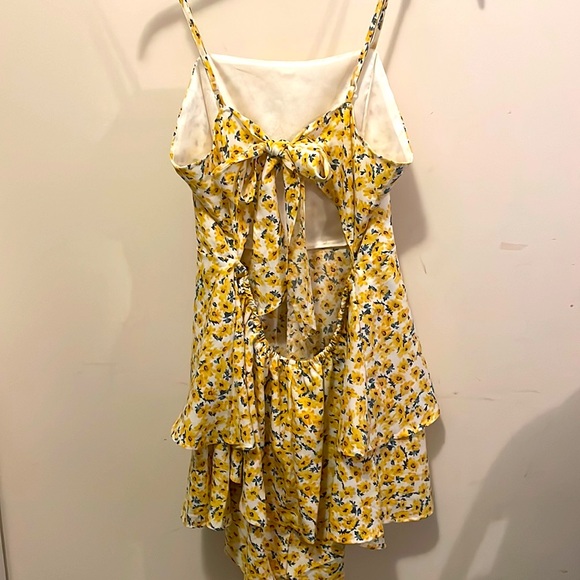 Adorable, floral Romper with ruffled skirt - Picture 2 of 3